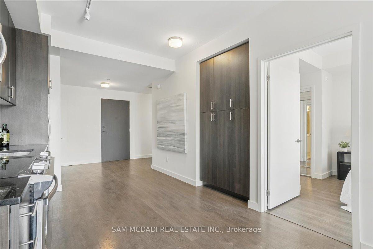 2 Bedrooms Condo at 210 Sabina Dr, Oakville For sale