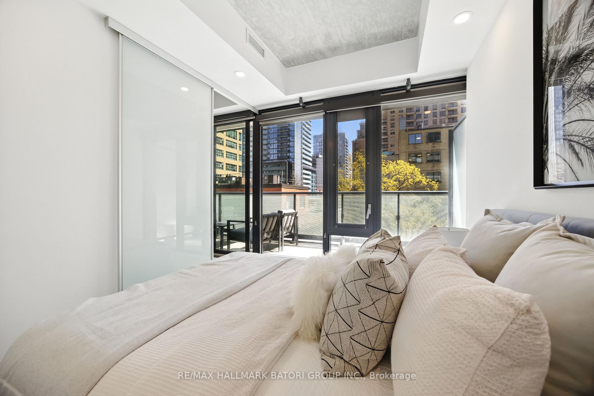 2 Bedrooms Condo at 161 Roehampton,  Toronto For sale
