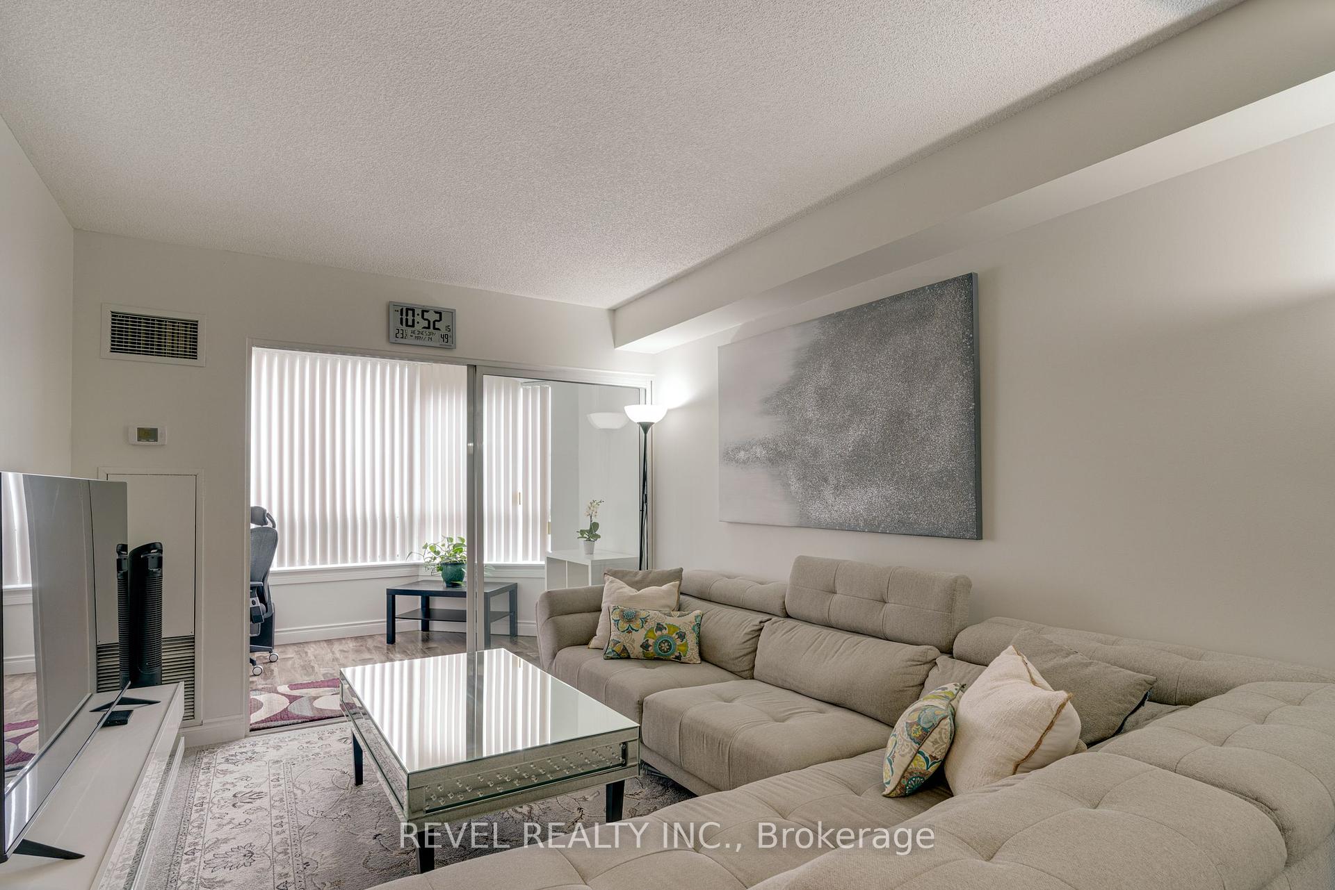 3 Bedrooms Condo at 135 Hillcrest, Mississauga For sale