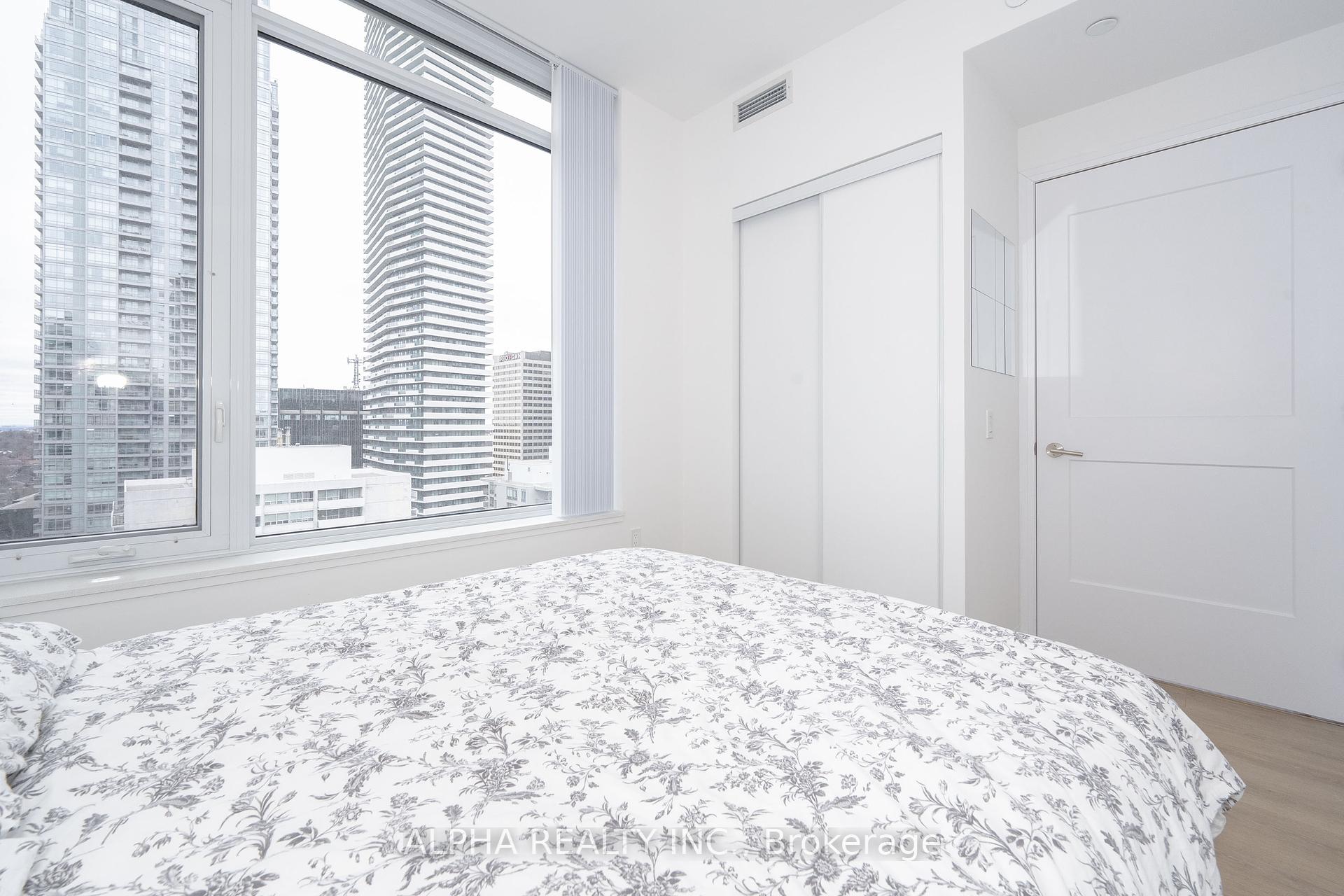 3 Bedrooms Condo at 50 Dunfield,  Toronto For sale