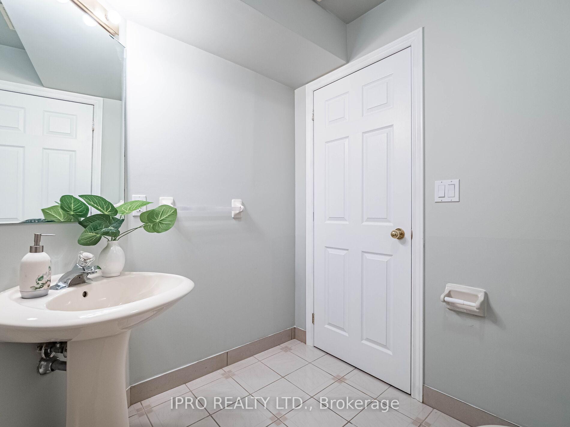 4 Bedrooms Condo at 833 Scollard, Mississauga For sale