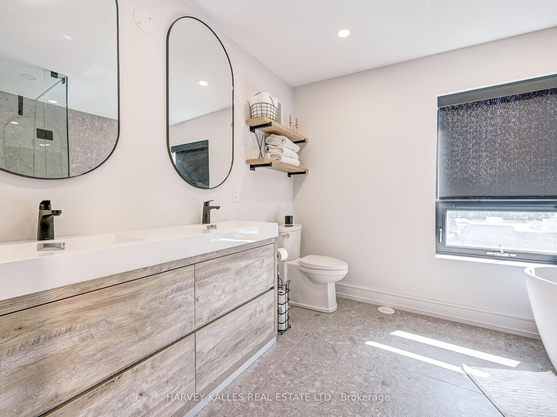 885 Dundas Street W Upper