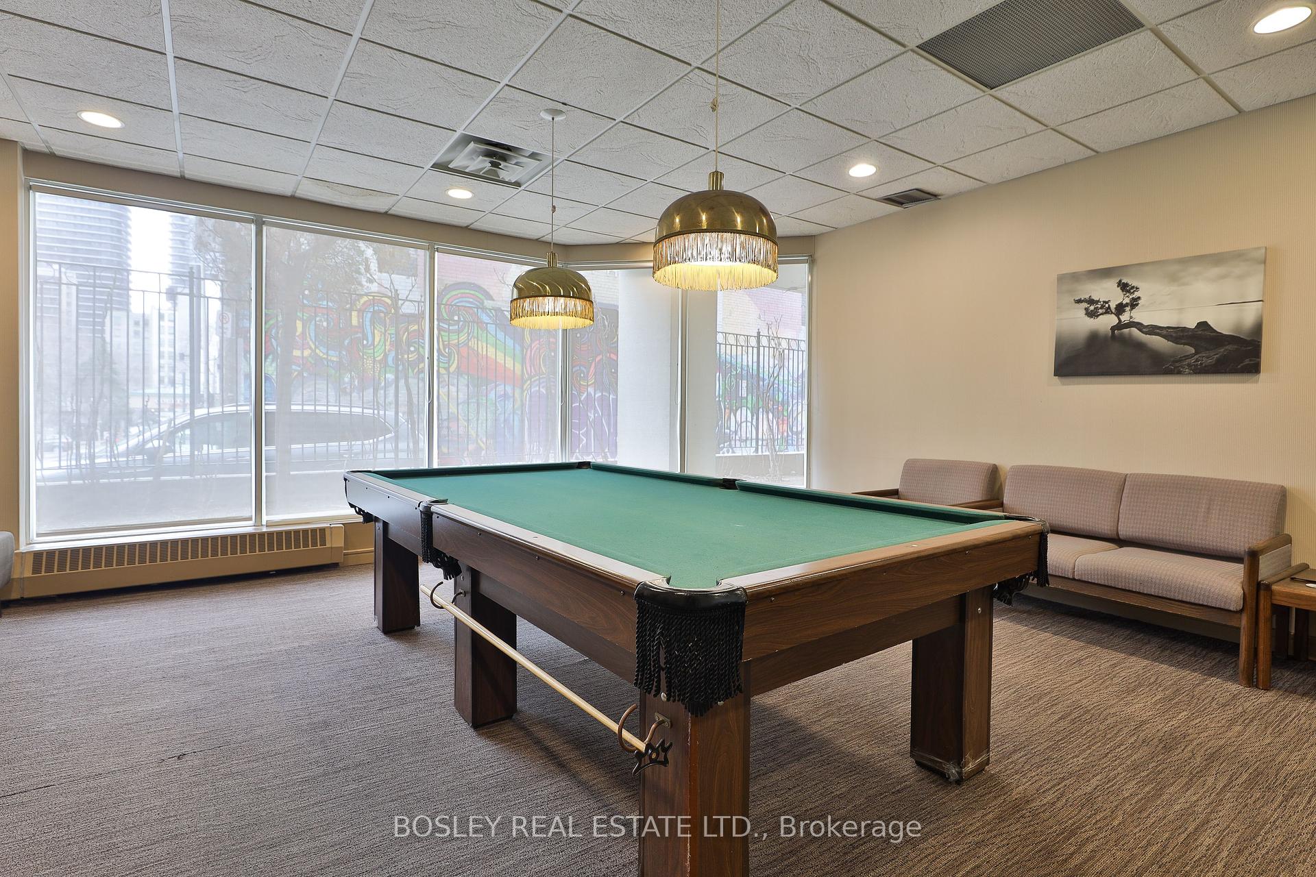 2 Bedrooms Condo at 25 Maitland, Toronto For sale