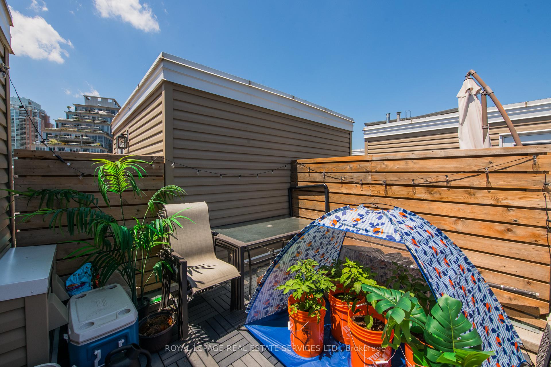 2 Bedrooms Condo at 29 canniff, Toronto For sale