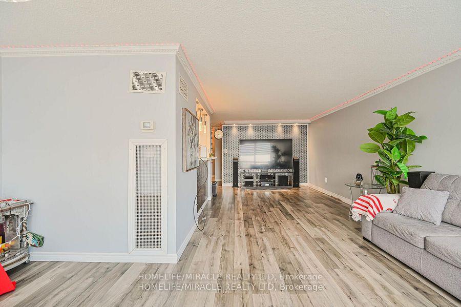 3 Bedrooms Condo at 5 Rowntree, Toronto For sale