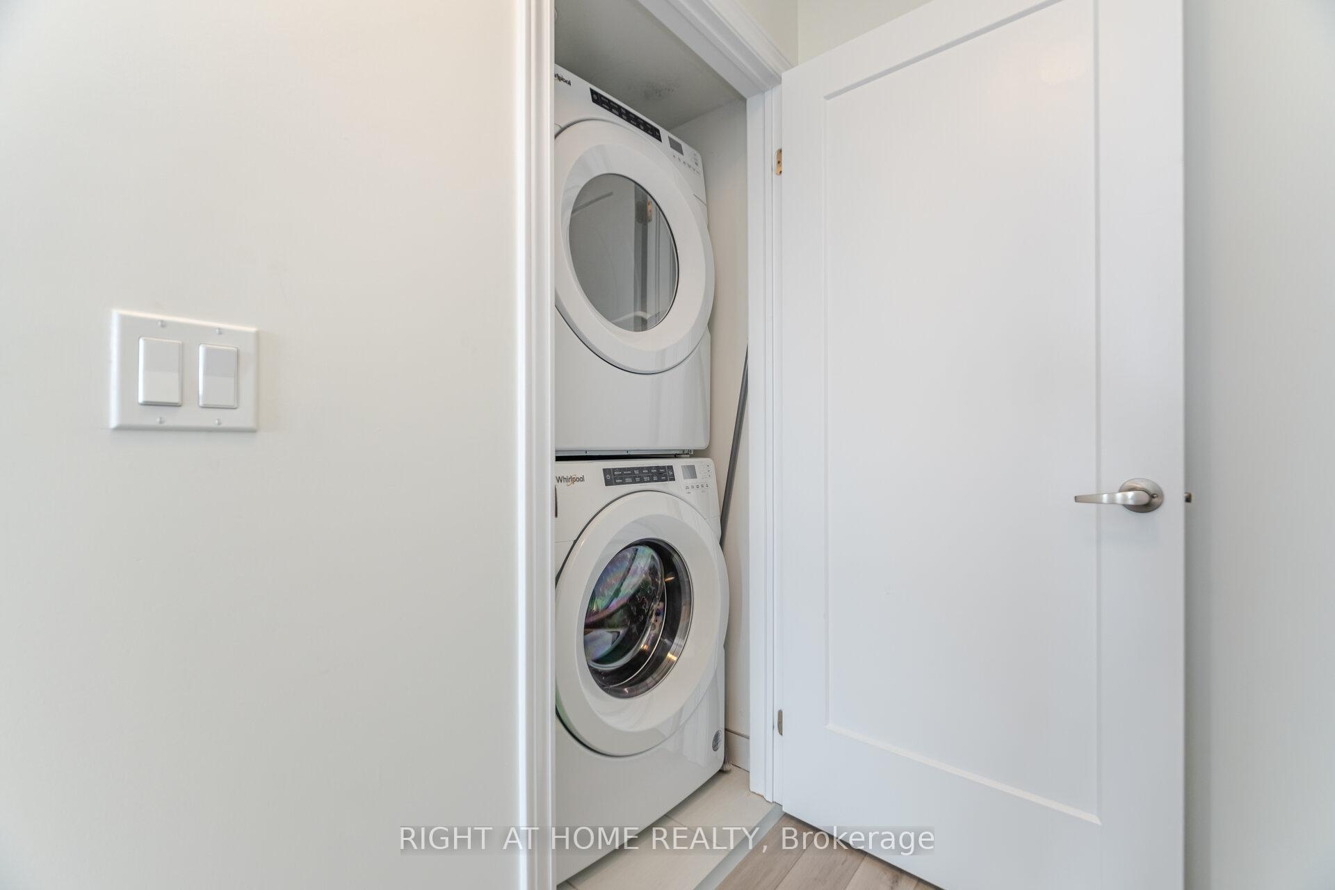 2 Bedrooms Condo at 349 Wheat Boom, Oakville For sale