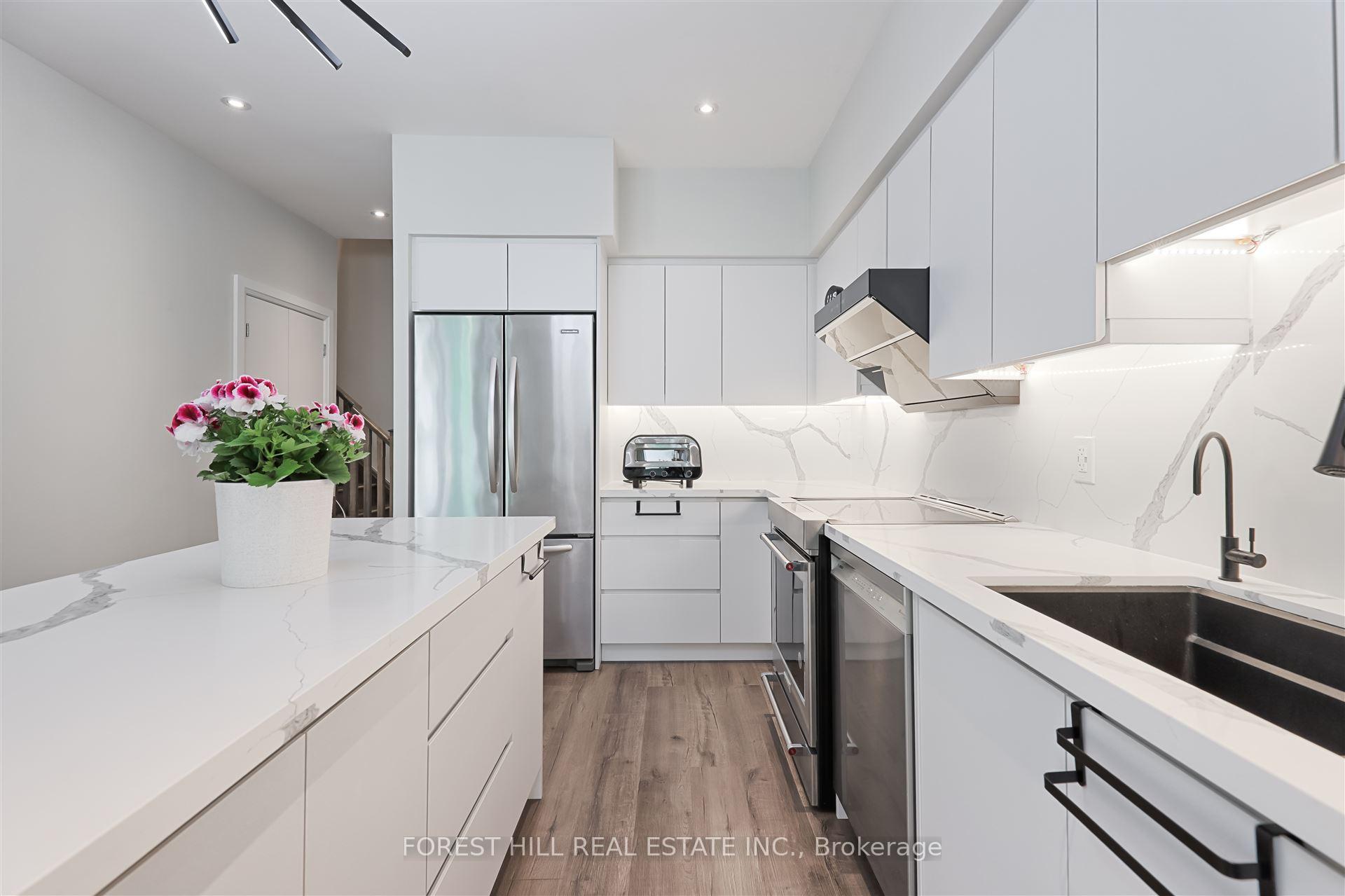 4 Bedrooms Condo at 35 Brian Peck, Toronto For sale