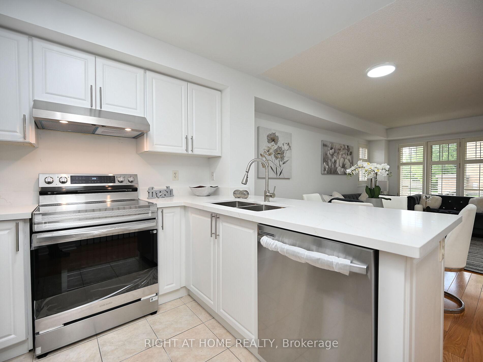 2 Bedrooms Condo at 3250 Bentley, Mississauga For sale