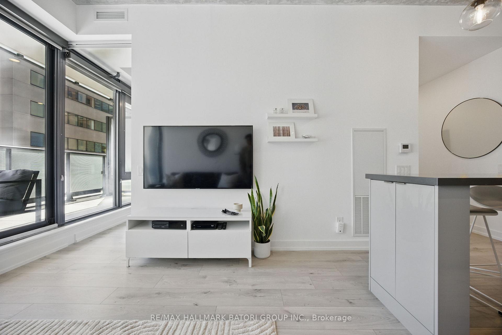 2 Bedrooms Condo at 161 Roehampton,  Toronto For sale