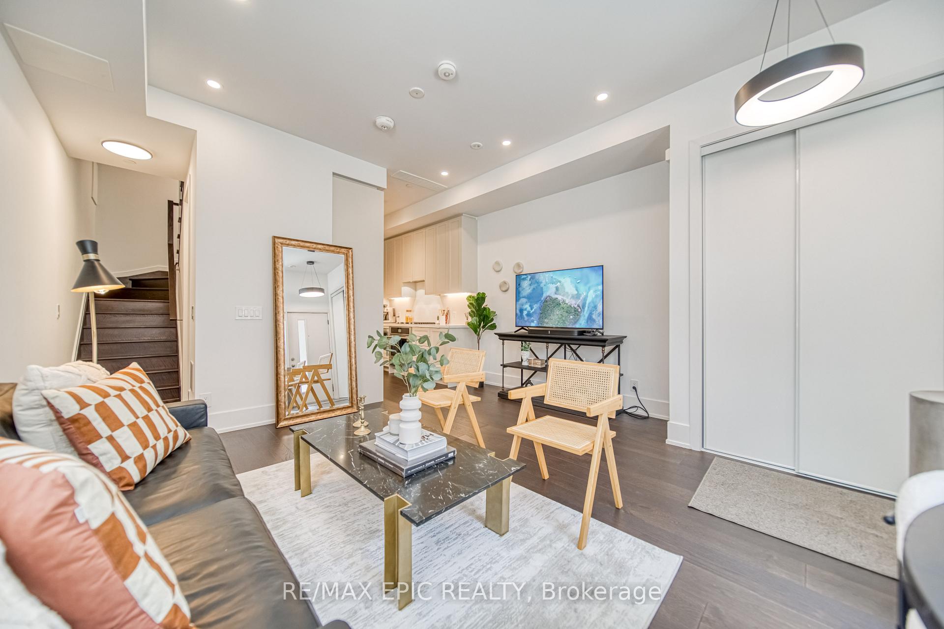 3 Bedrooms Condo at 165 Pears, Toronto For sale