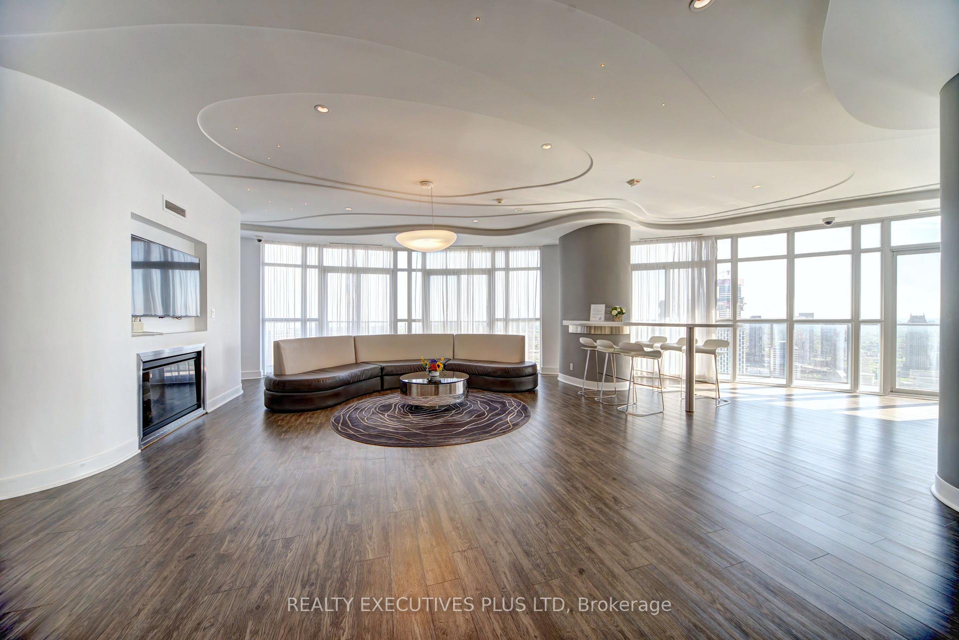 3 Bedrooms Condo at 60 Absolute, Mississauga For sale