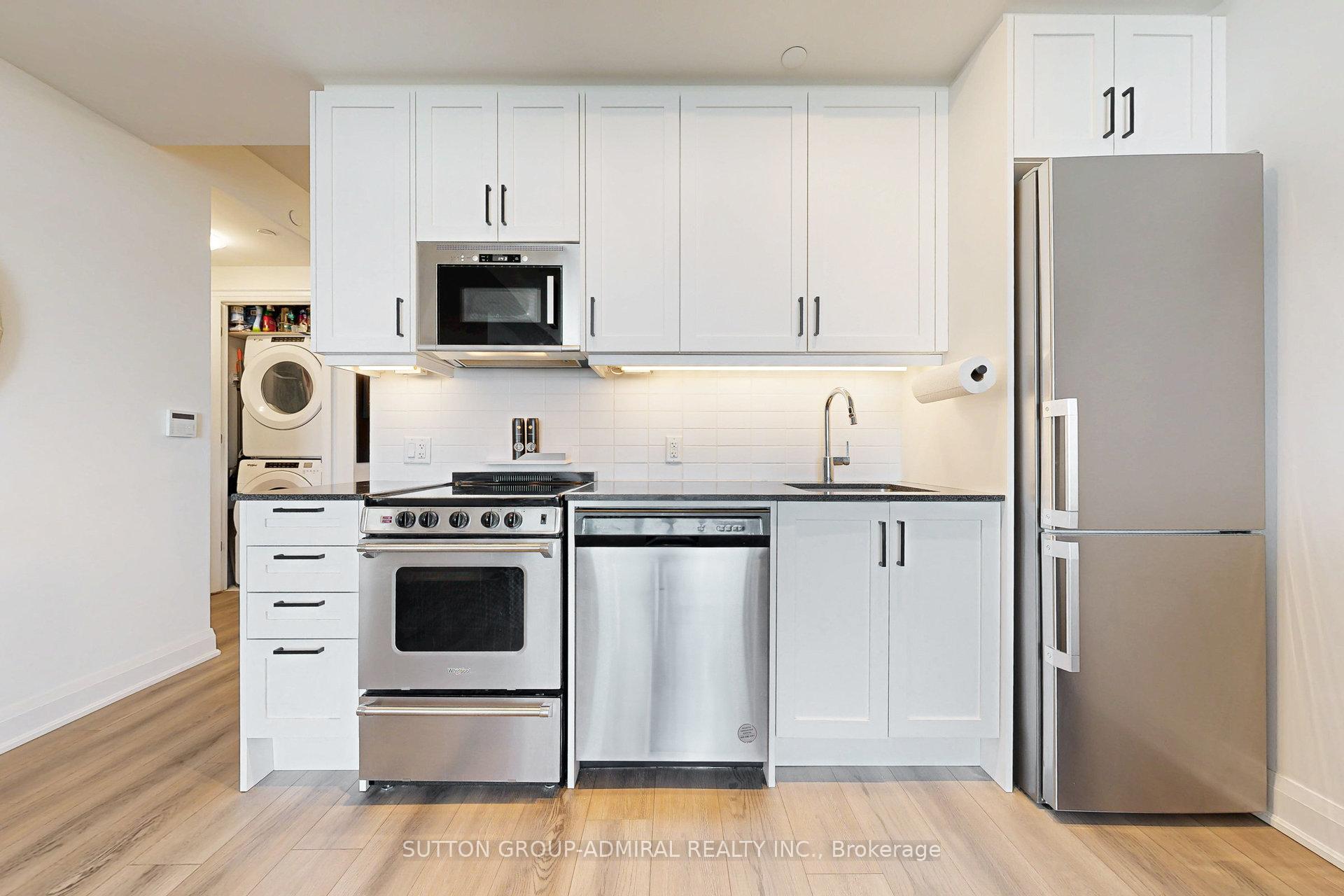 2 Bedrooms Condo at 20 Gatineau, Vaughan For sale