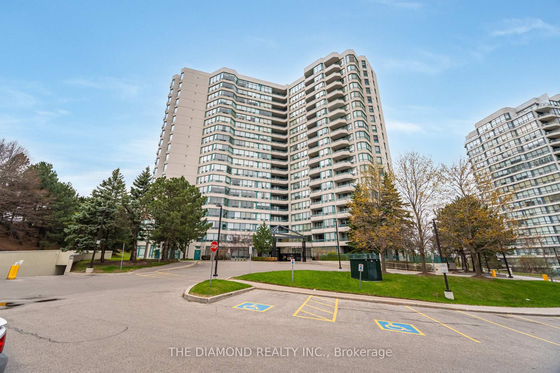 3 Bedrooms Condo at 7250 Yonge, Vaughan For sale