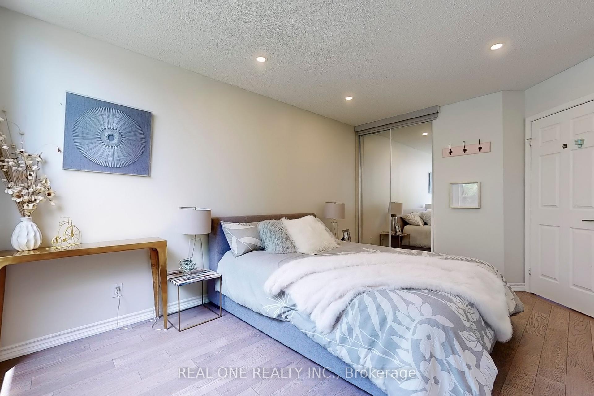 2 Bedrooms Condo at 8 Covington, Toronto For sale