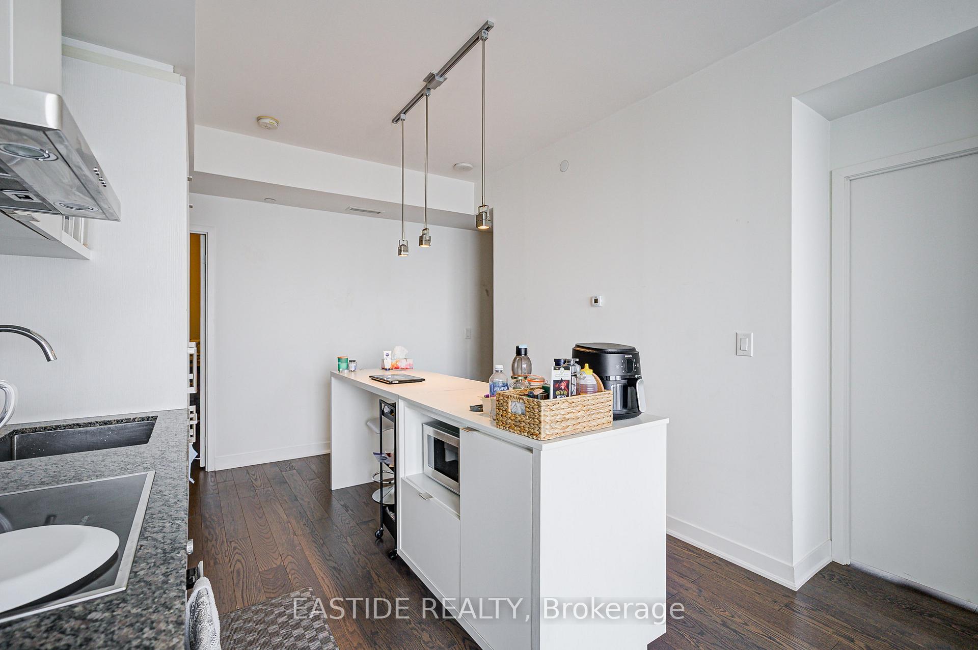 2 Bedrooms Condo at 88 Harbour, Toronto For sale