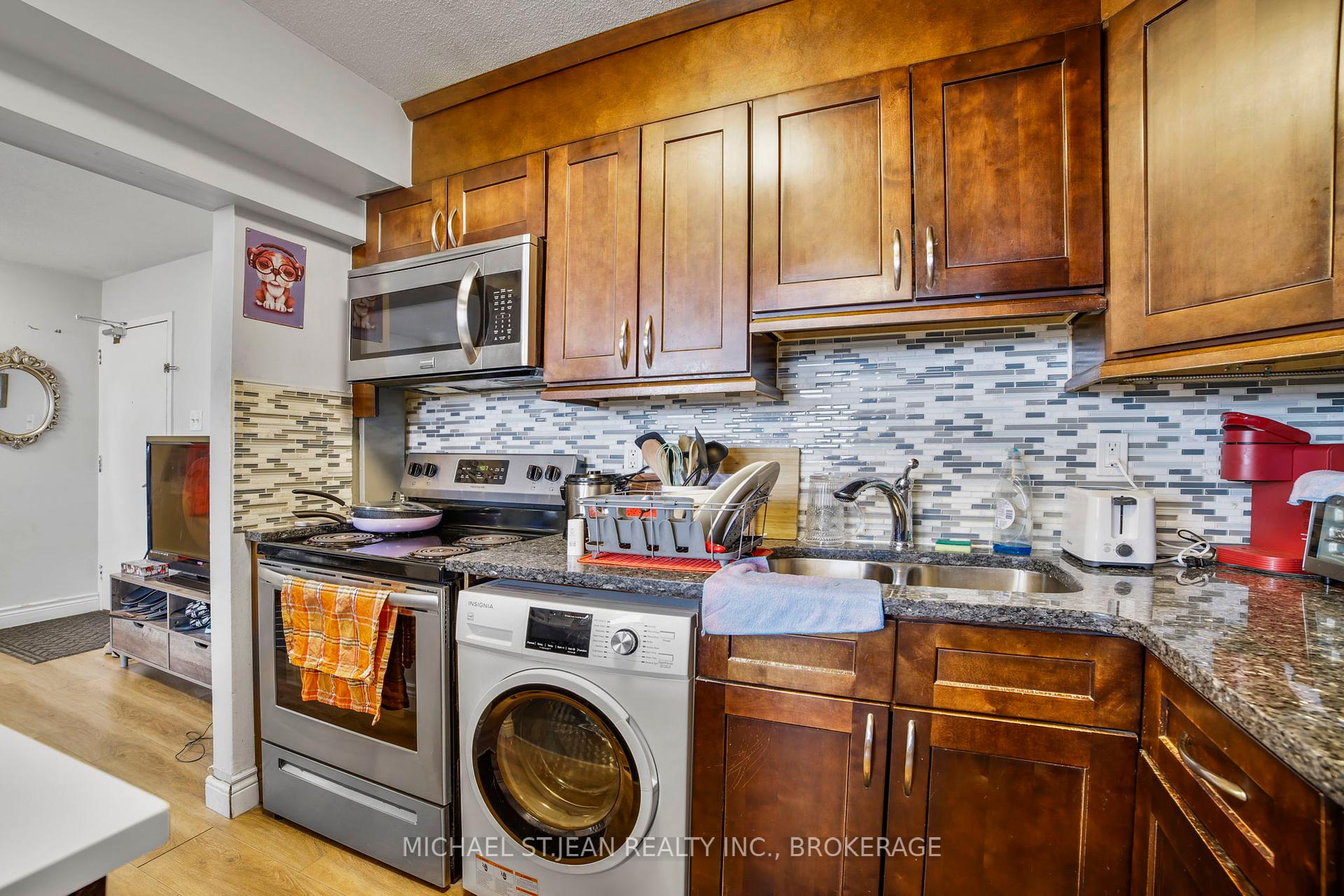 3 Bedrooms Condo at 15 Albright,  Hamilton For sale
