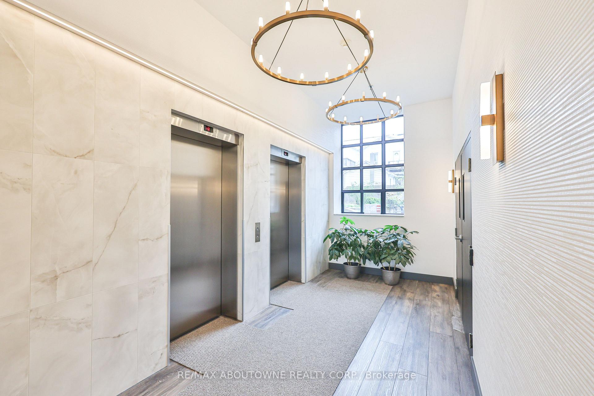 2 Bedrooms Condo at 185 Robinson, Oakville For sale