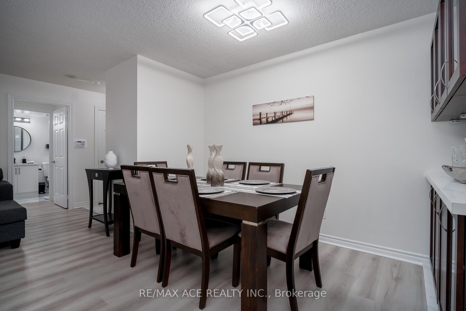 3 Bedrooms Condo at 61 Town Centre, Toronto For sale