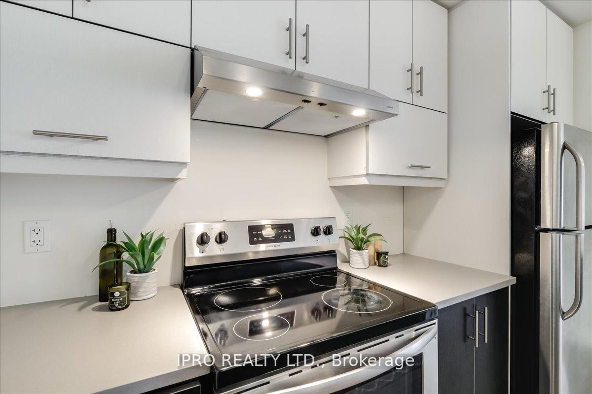 2 Bedrooms Condo at 3028 Creekshore, Oakville For sale