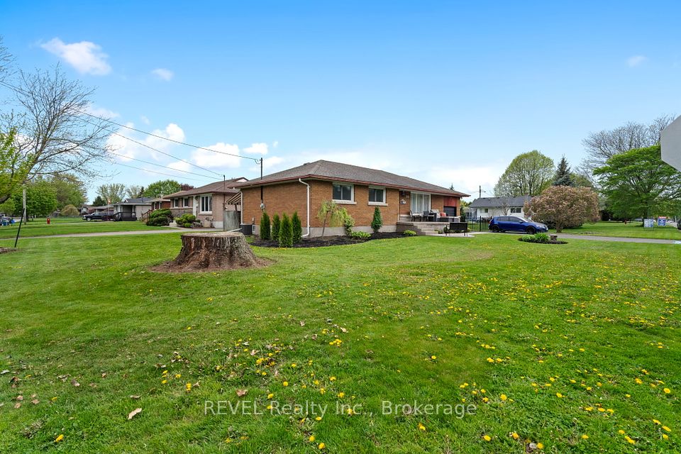 15 Dexter Drive, Welland, ON L3C 4B3