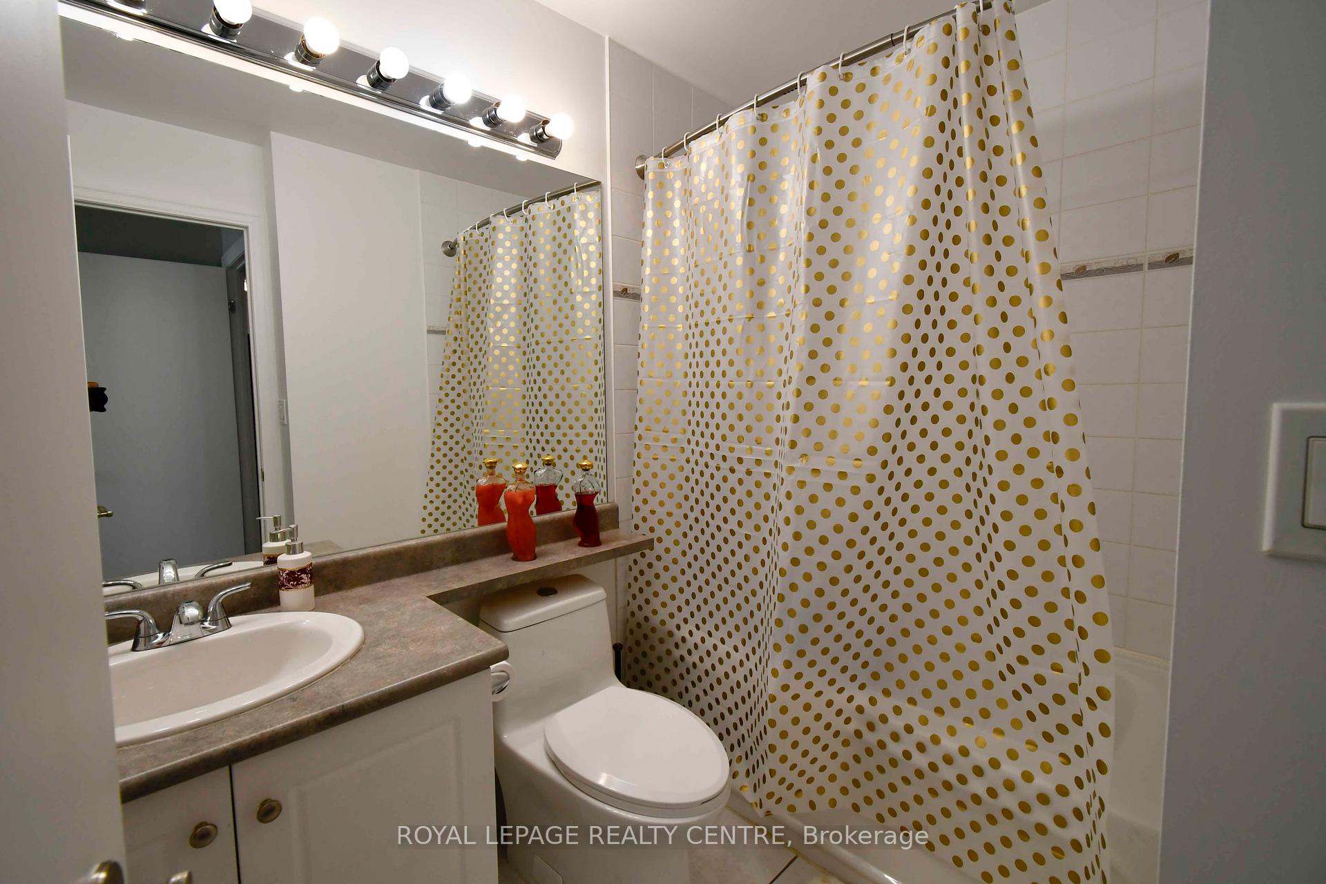 2 Bedrooms Condo at 1359 Rathburn, Mississauga For sale