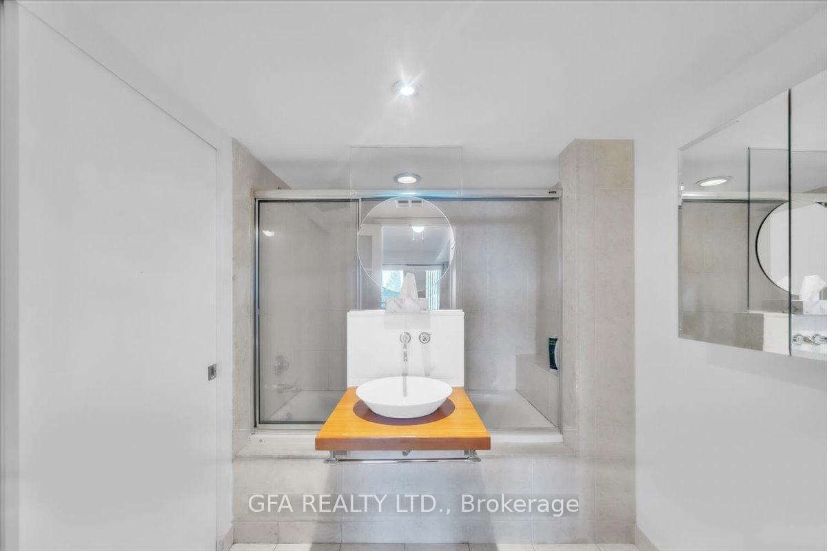 2 Bedrooms Condo at 550 Queens, Toronto For sale