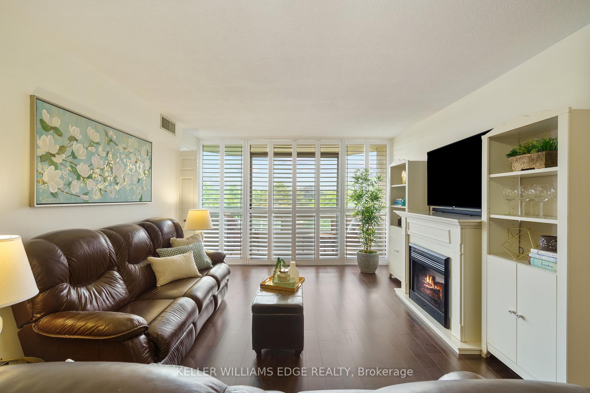 2 Bedrooms Condo at 5090 Pinedale, Burlington For sale
