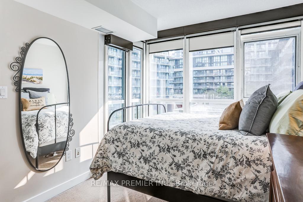 2 Bedrooms Condo at 10 Capreol, Toronto For sale