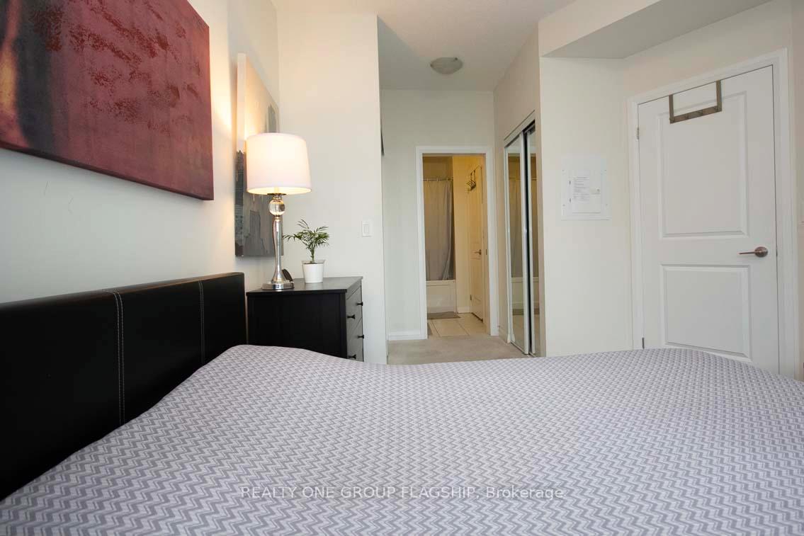 2 Bedrooms Condo at 75 Eglinton,  Mississauga For sale