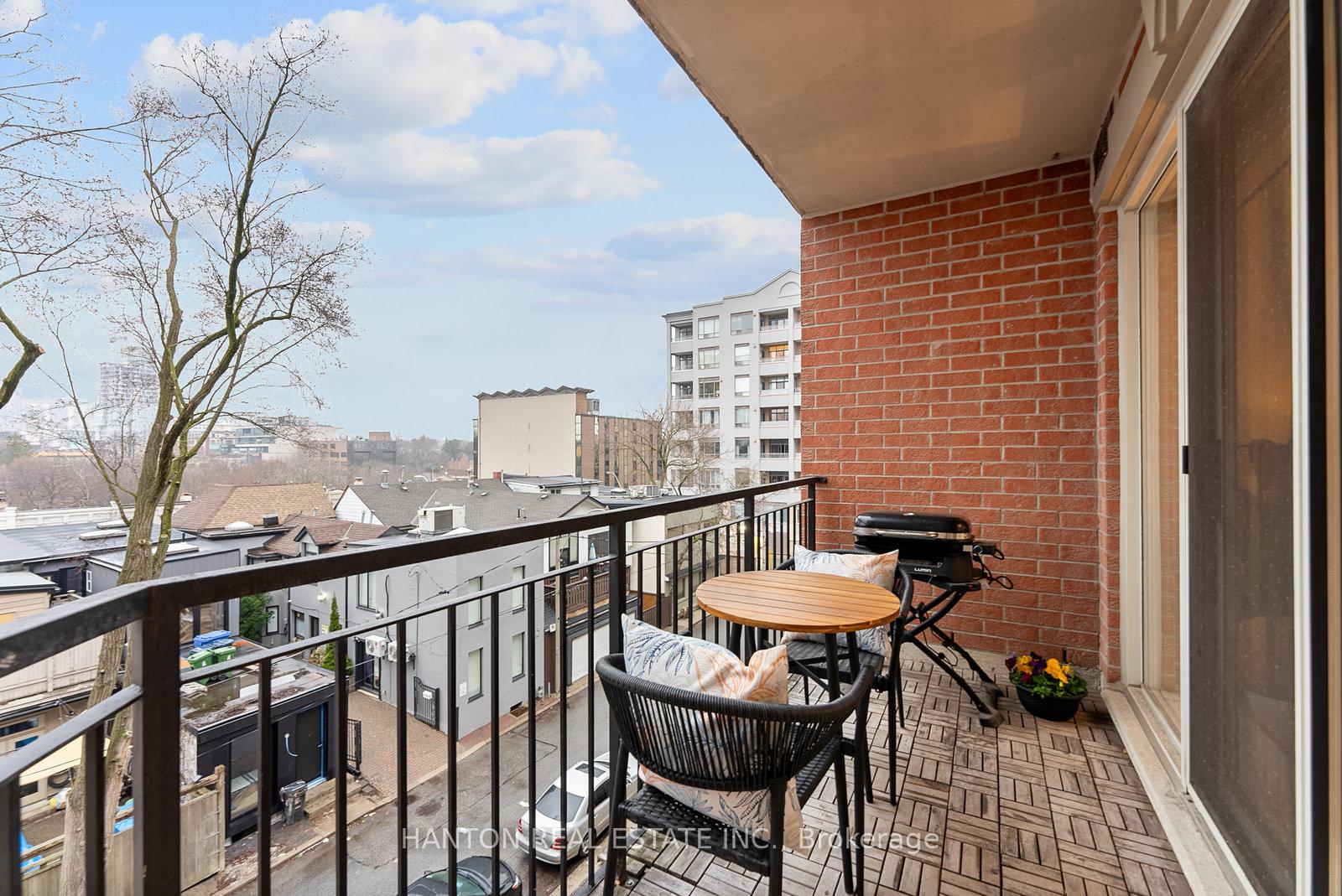 2 Bedrooms Condo at 77 Mcmurrich,  Toronto For sale