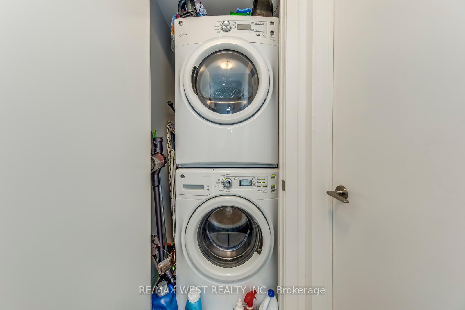 1 Bedroom Condo at 10 Park Lawn, Toronto For sale