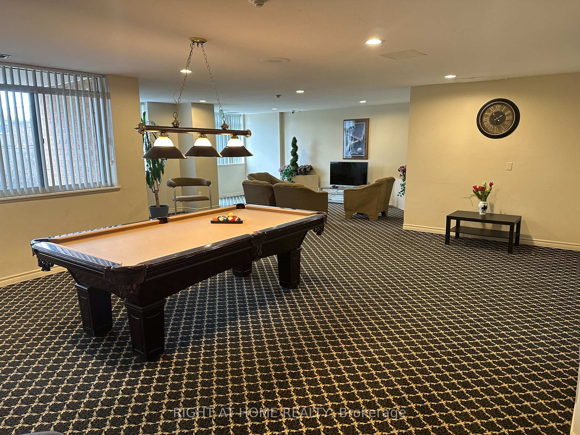 3 Bedrooms Condo at 300 Webb,  Mississauga For sale