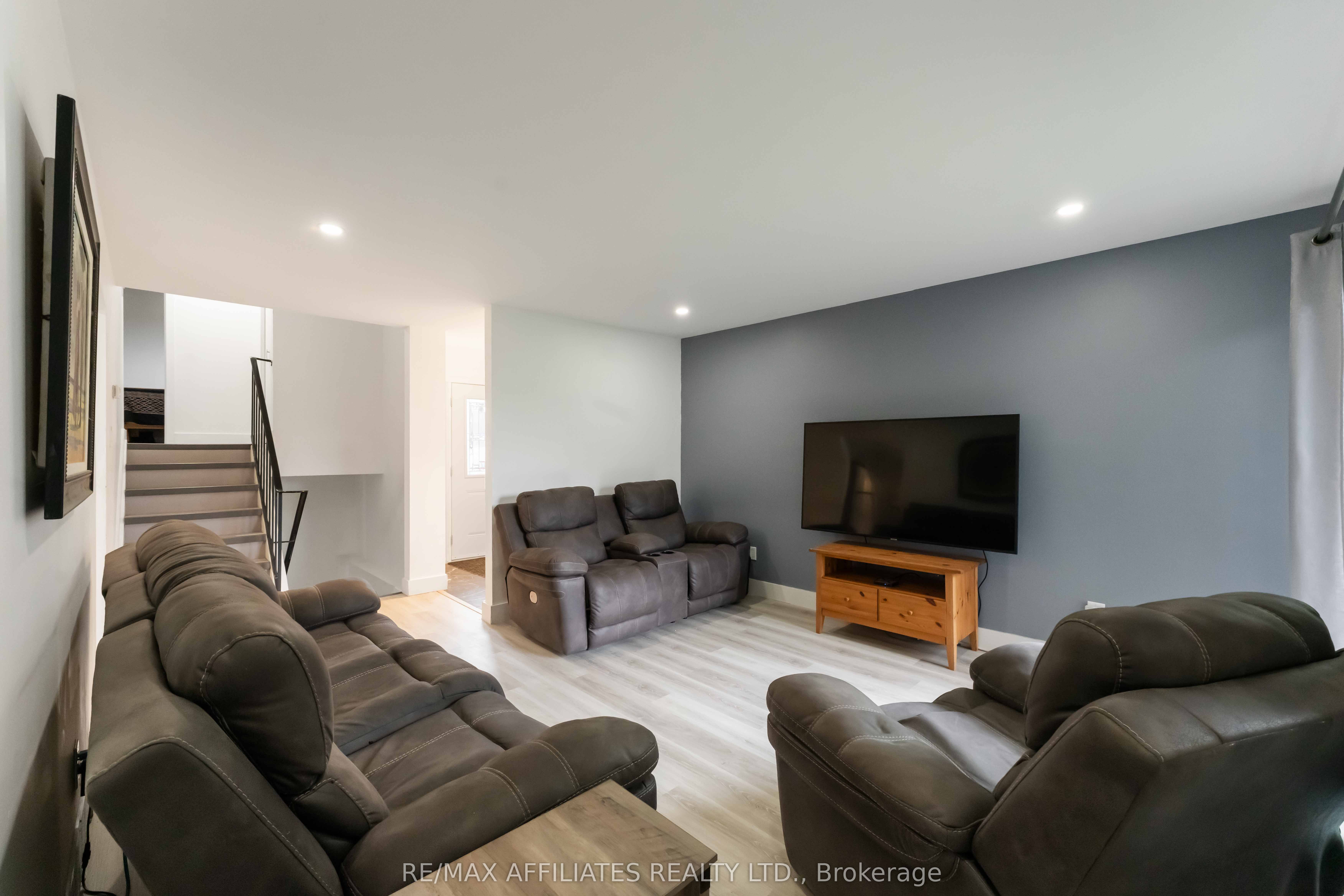 2 Teakwood Court