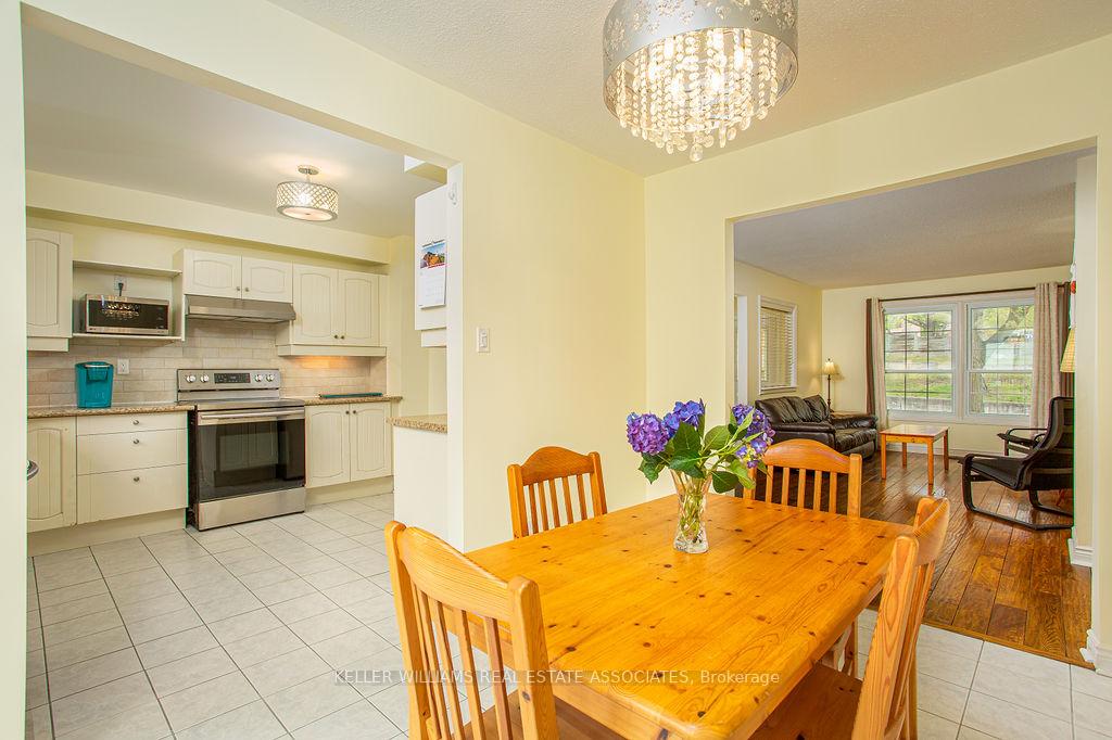 3 Bedrooms Condo at 2216 Upper Middle, Burlington For sale