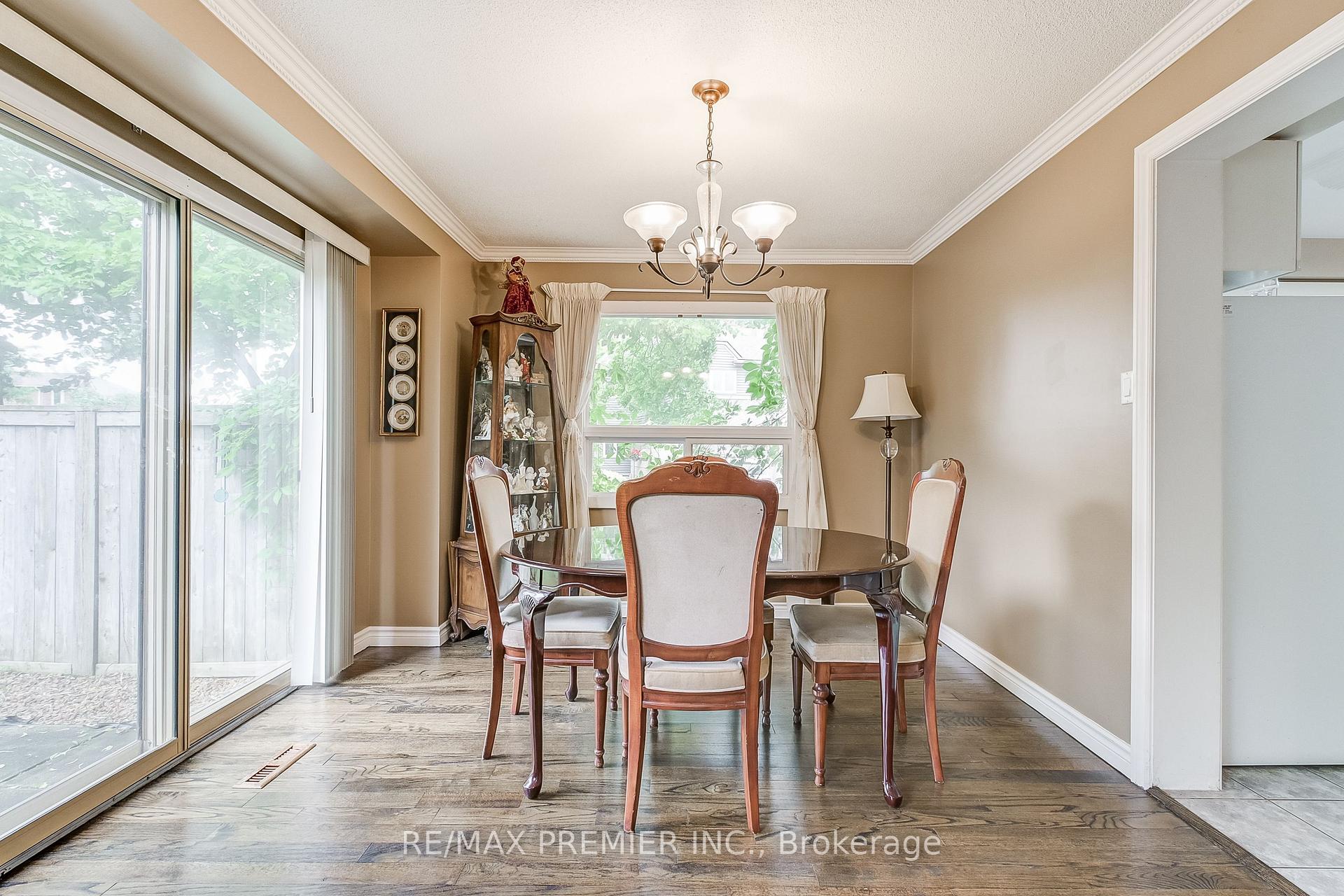 4 Bedrooms Condo at 3600 Colonial, Mississauga For sale
