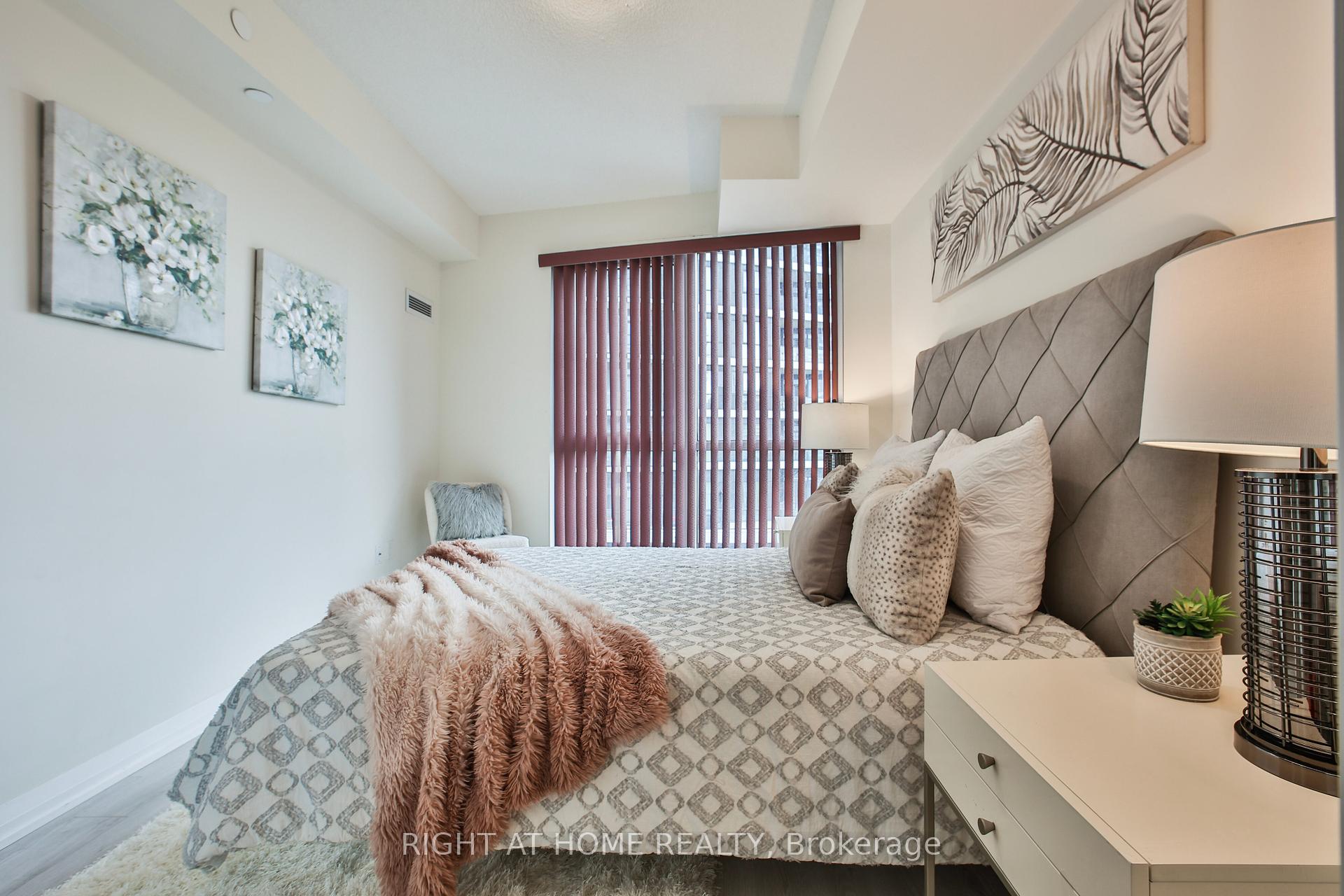 1 Bedroom Condo at 35 WATERGARDEN, Mississauga For sale