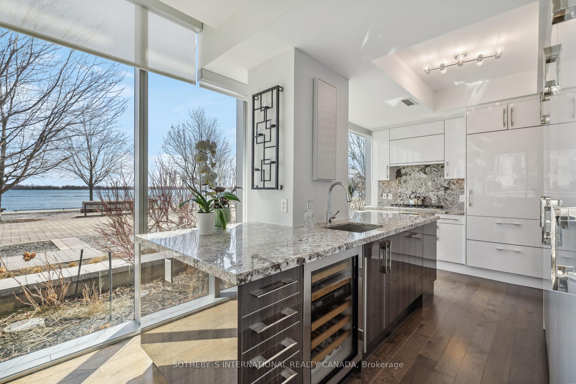 3 Bedrooms Condo at 39 Queens,  Toronto For sale
