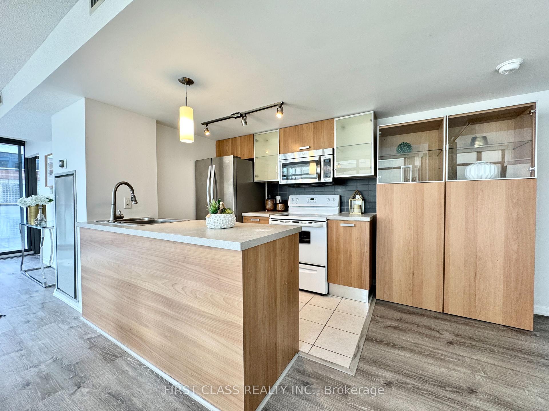 3 Bedrooms Condo at 38 Grenville, Toronto For sale