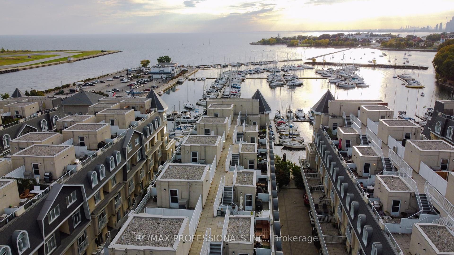 3 Bedrooms Condo at 32 Stadium, Toronto For sale