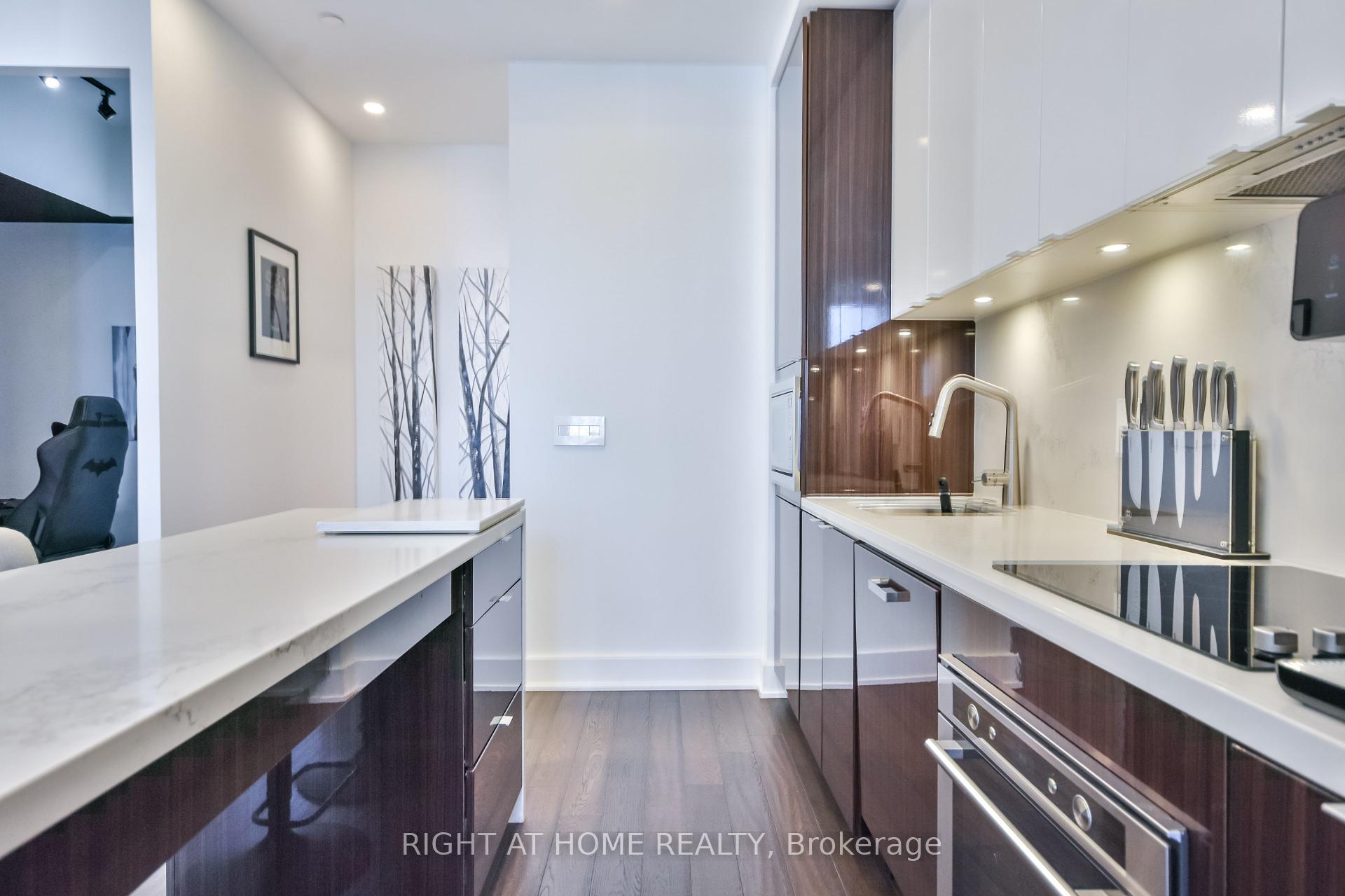 3 Bedrooms Condo at 5230 Dundas, Burlington For sale