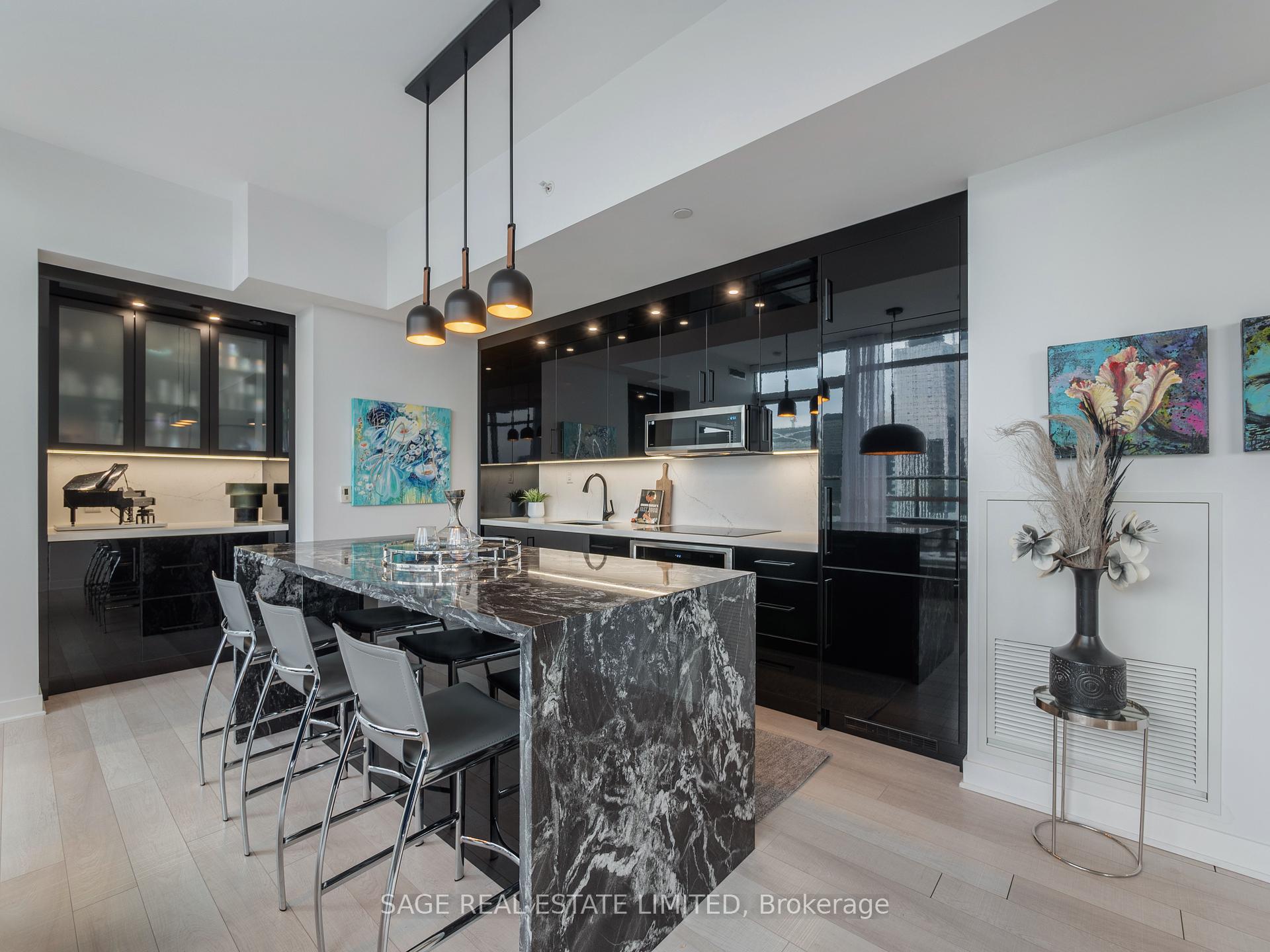 2 Bedrooms Condo at 290 Adelaide, Toronto For sale