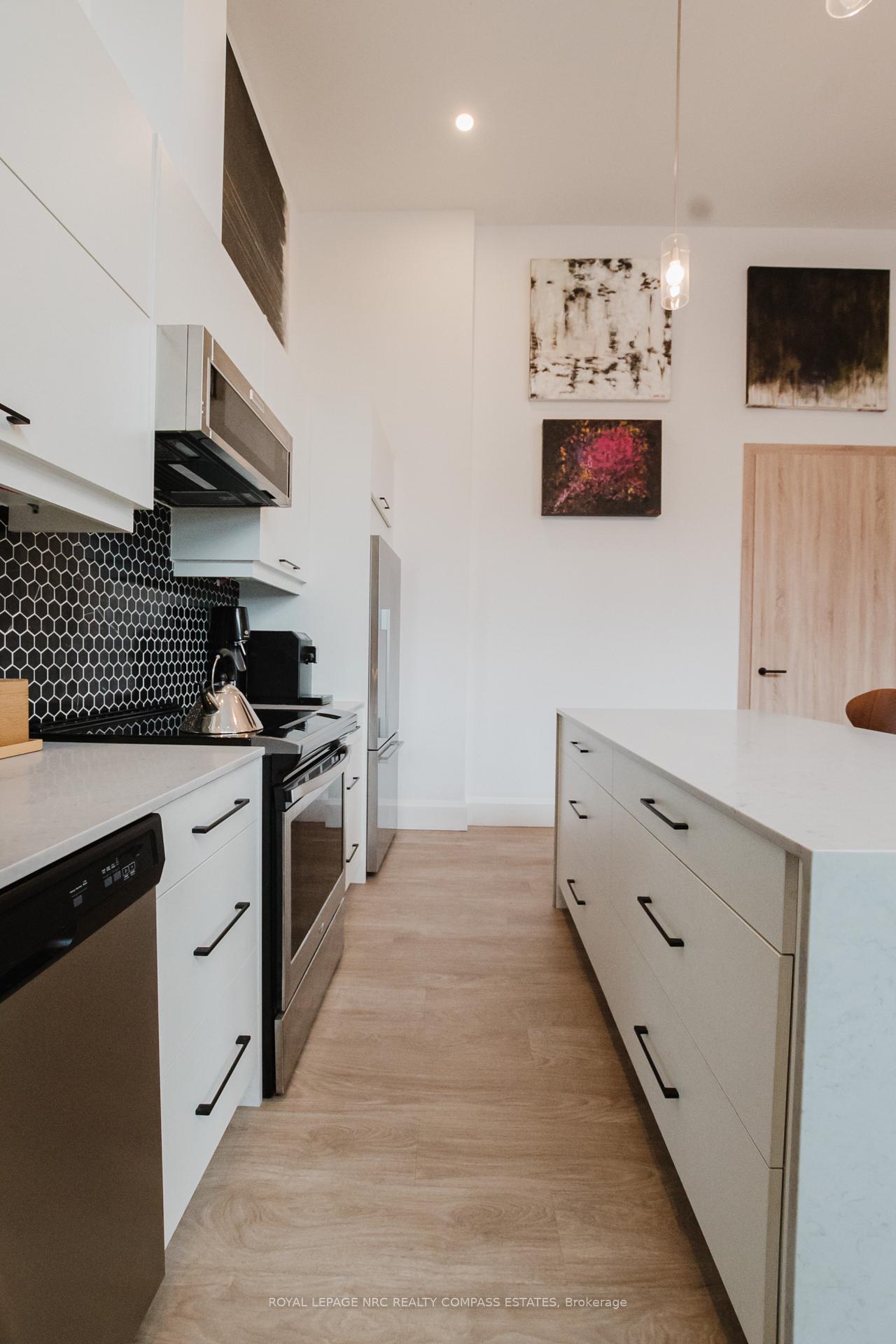 2 Bedrooms Condo at 118 King,  Hamilton For sale