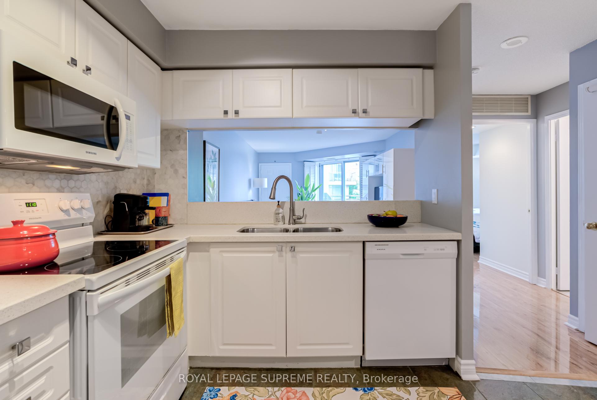 2 Bedrooms Condo at 190 Manitoba, Toronto For sale