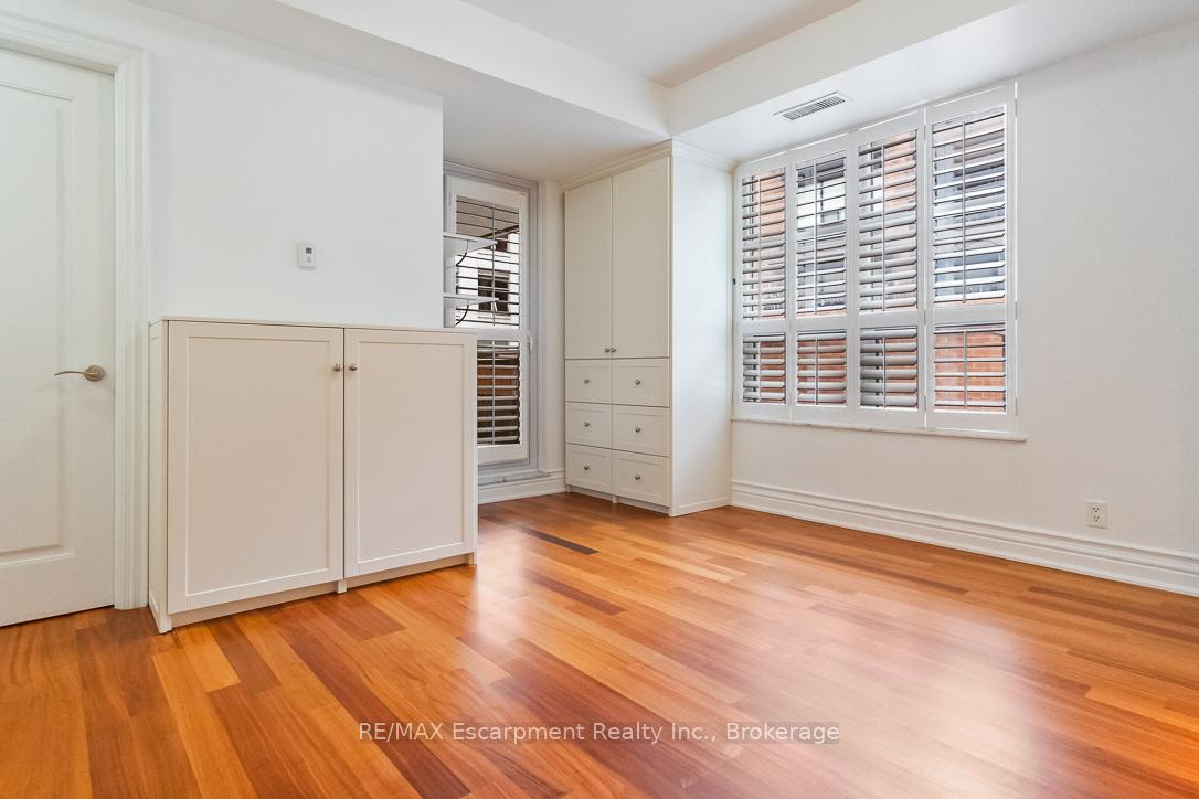 3 Bedrooms Condo at 68 Yorkville, Toronto For sale