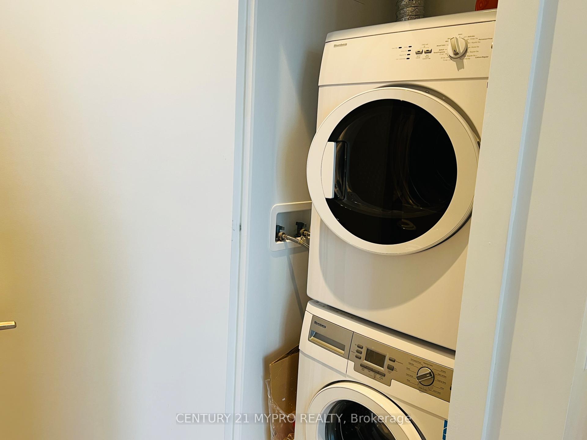 2 Bedrooms Condo at 7 Grenville, Toronto For sale