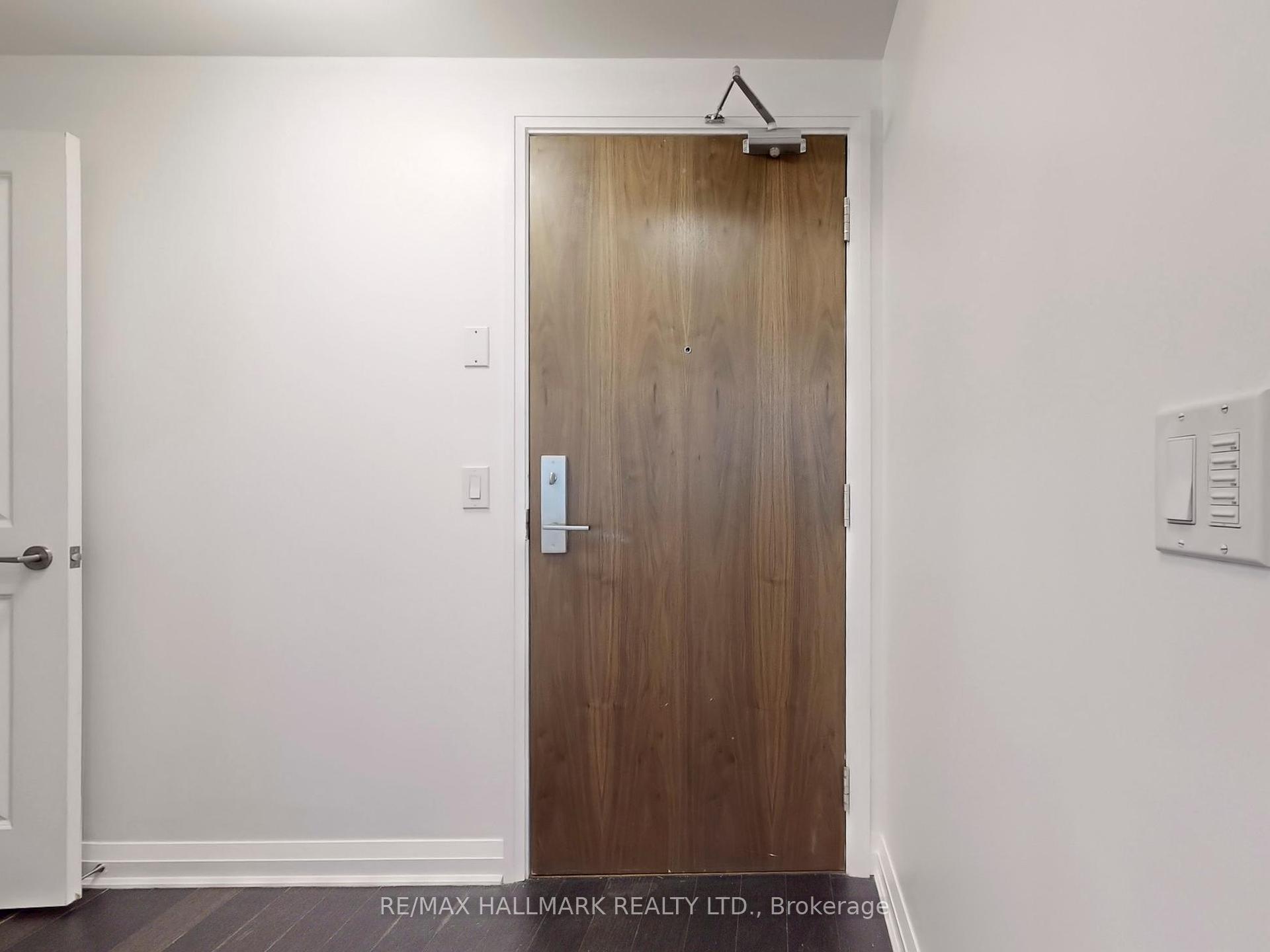2 Bedrooms Condo at 8 Mercer, Toronto For sale