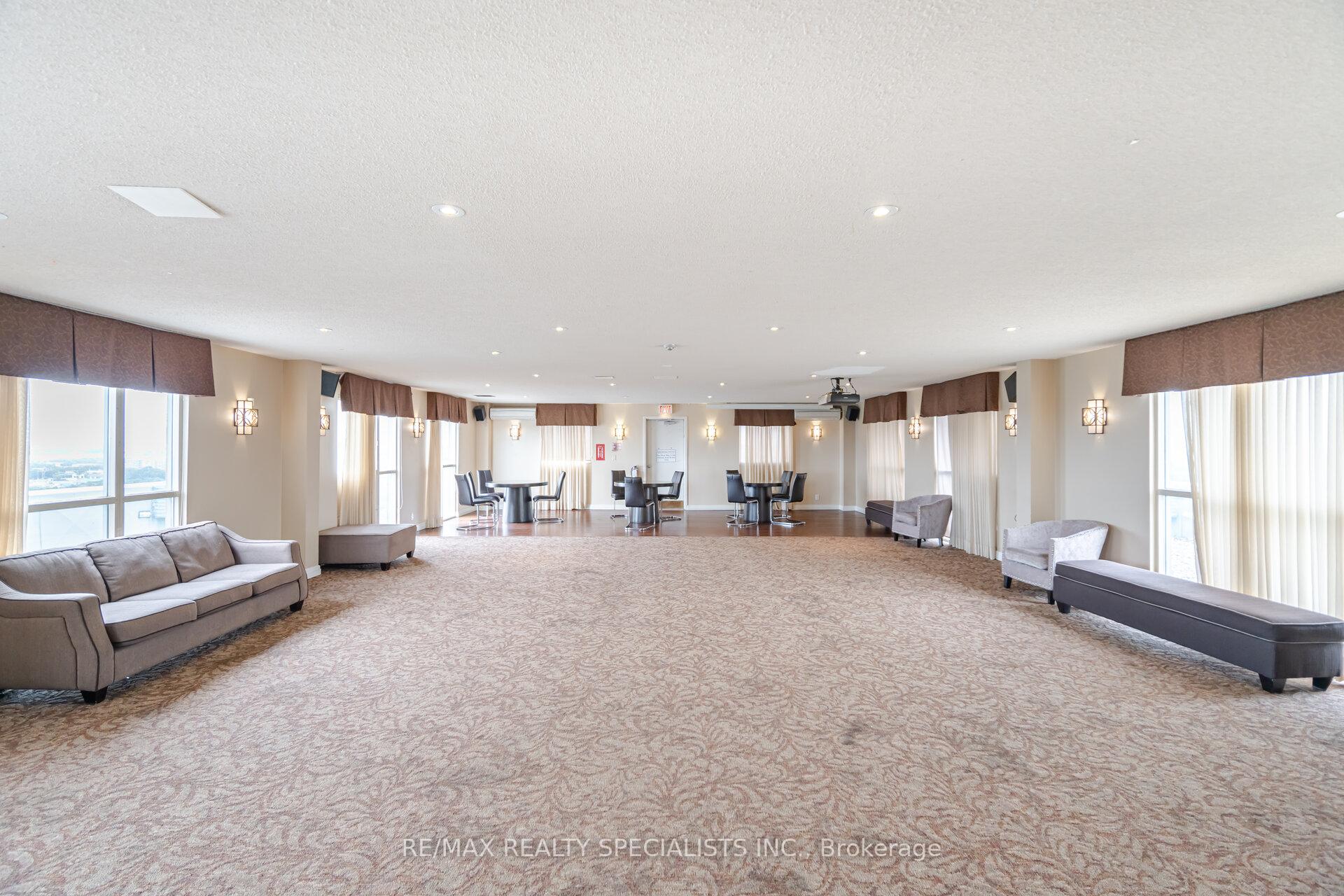 2 Bedrooms Condo at 61 Markbrook, Toronto For sale