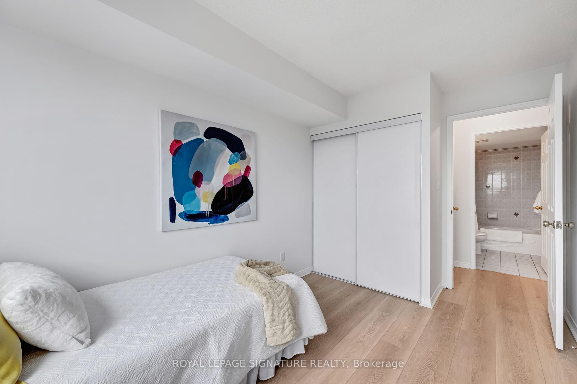 2 Bedrooms Condo at 233 Beecroft, Toronto For sale