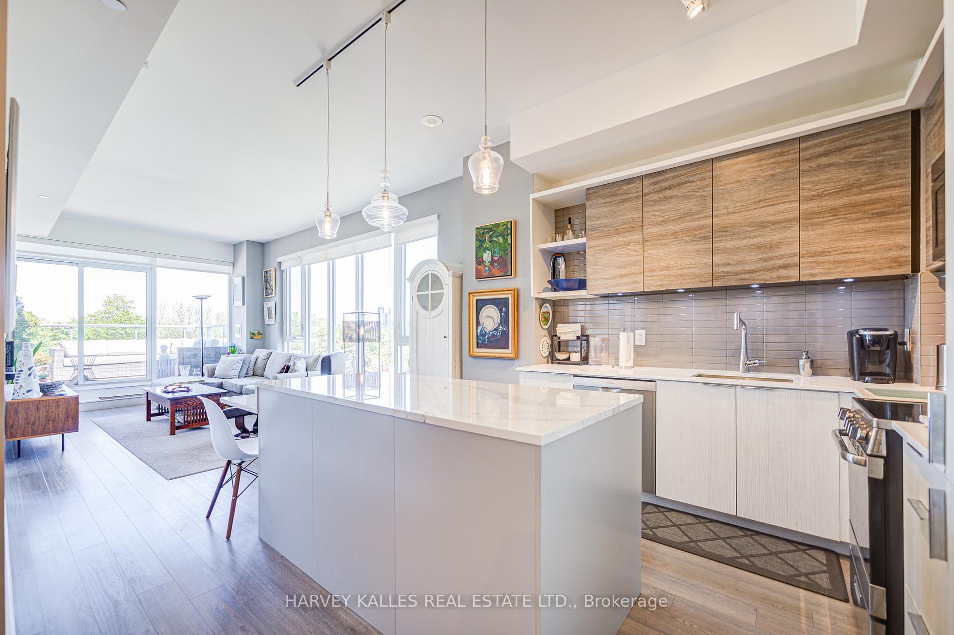 2 Bedrooms Condo at 6 Parkwood, Toronto For sale
