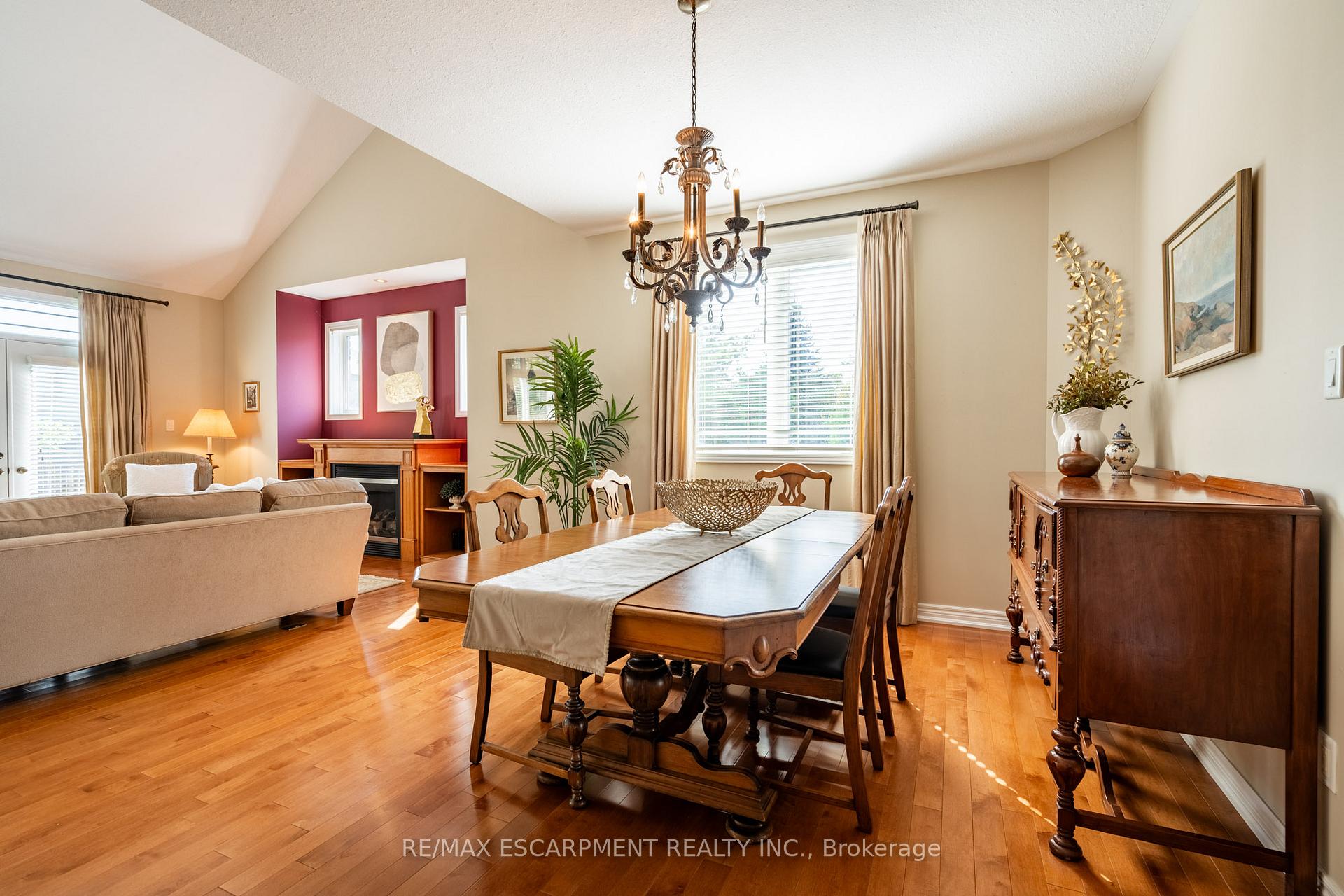4 Bedrooms Condo at 55 Landscapes,  Hamilton For sale